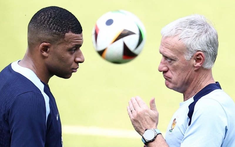 Tuyển Pháp dậy sóng, Deschamps tính 'tước băng' đội trưởng Mbappe