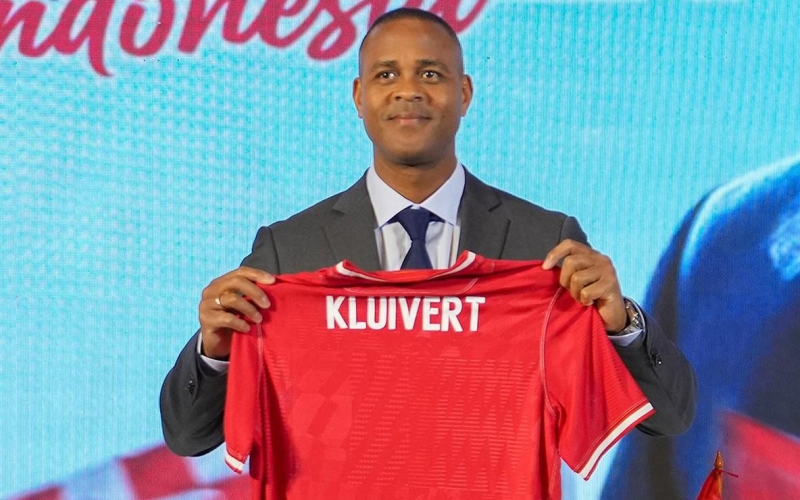 Ngã ngửa với lý do CĐV đòi sa thải HLV Kluivert dù chưa dẫn dắt trận nào