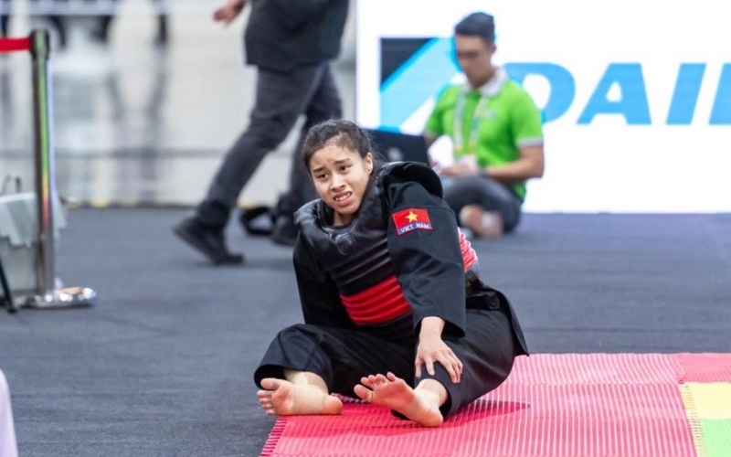 Nén đau tới bật khóc, nữ võ sĩ Việt Nam tự nắn ngón chân bị gãy rồi giành HCB SEA Games