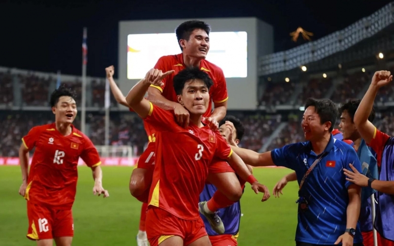 CĐV Thái đau đớn: 'Một ngày thua ngược 2 lần, đều trước Việt Nam'