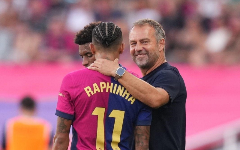 Hansi Flick chỉ đích danh ngôi sao 'không thể đụng đến' tại Barca