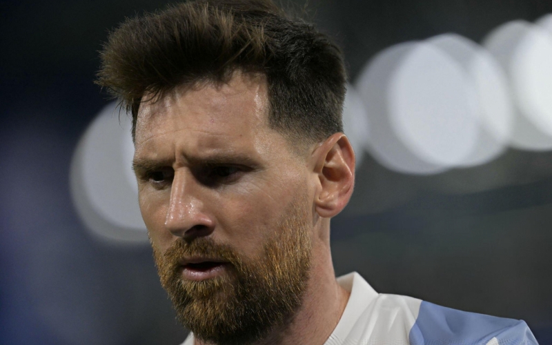 Messi nối cáu với hậu vệ Peru: 'Cậu làm gì vậy, đồ ngốc?'