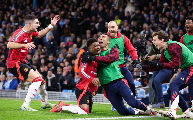 Amad Diallo chói sáng, MU quật ngã Man City ngay tại Etihad