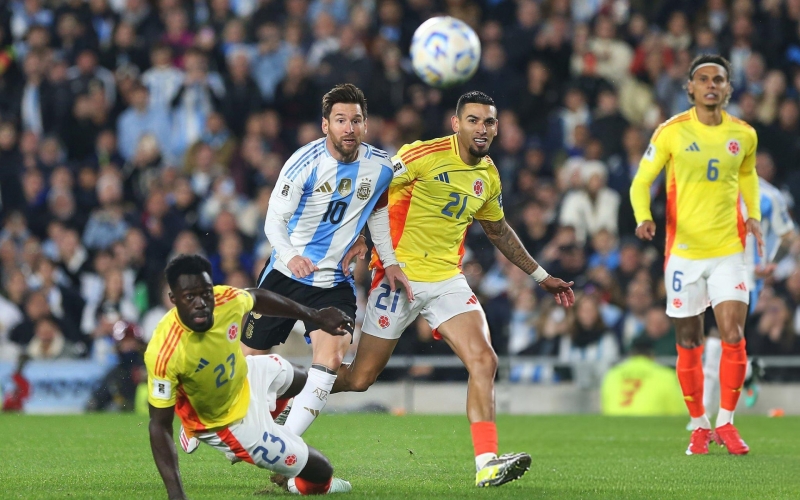 Messi im tiếng, Argentina chật vật thoát hiểm trước Colombia