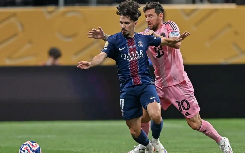 Lionel Messi bị tố đánh cầu thủ PSG trên sân