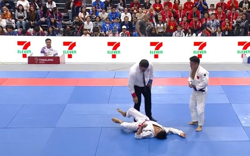 Đánh gục đối thủ, võ sĩ Việt Nam có hành động nhận 'mưa lời khen' tại SEA Games