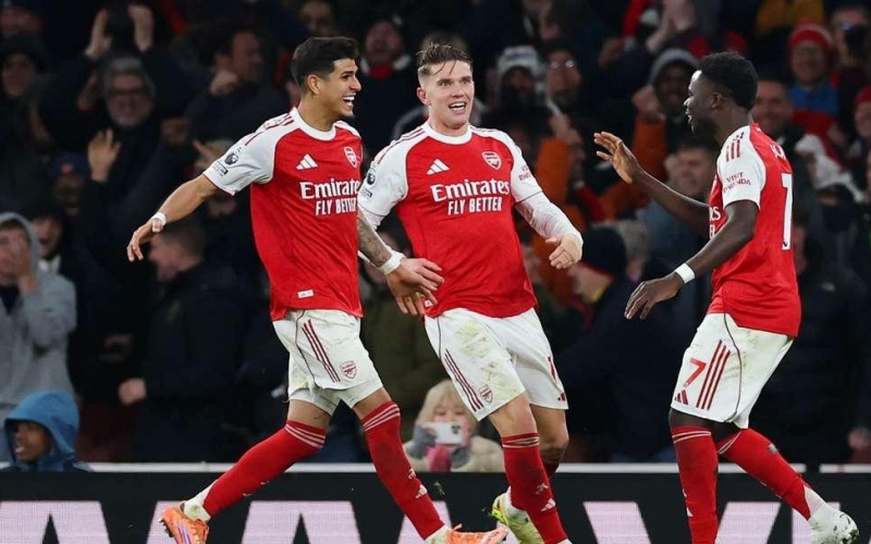 Ghi 2 bàn phút cuối, Arsenal thoát thua khó tin ở Ngoại hạng Anh