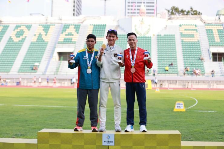 Nhầm quốc kỳ, VĐV phải ra sân để trao lại huy chương