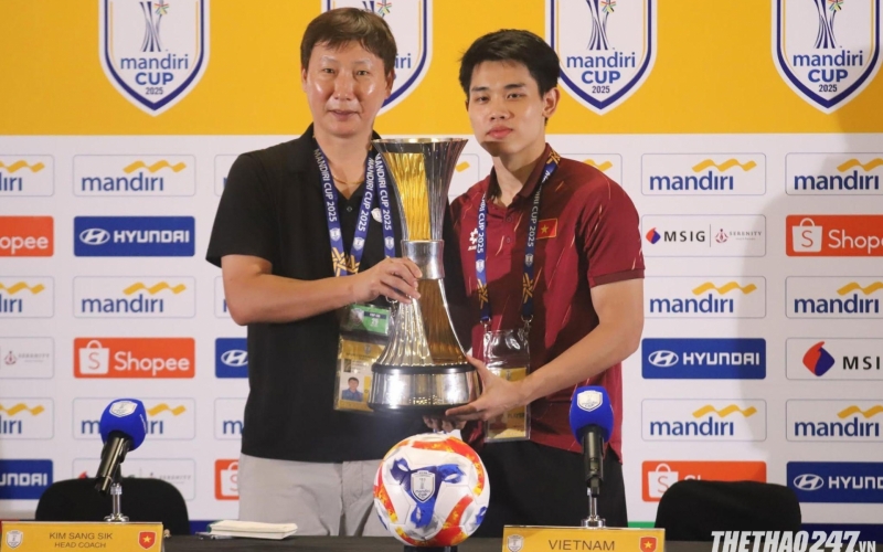 HLV Kim Sang Sik: 'Tôi không cố tình cản U23 Indonesia ném biên'