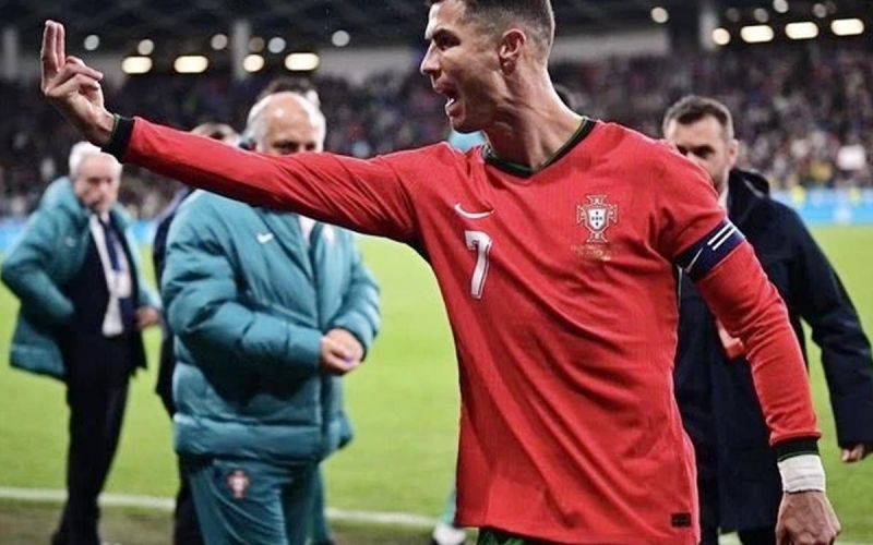 Ronaldo nổi nóng đòi 2 quả 11m cho Bồ Đào Nha ở trận thua Slovenia