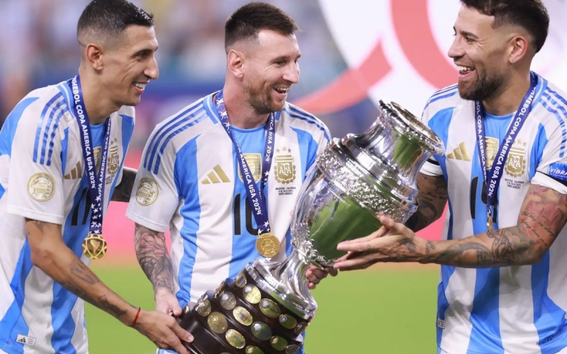 HLV Scaloni chỉ 2 tuyển thủ Argentina độc nhất vô nhị: Messi và ai?