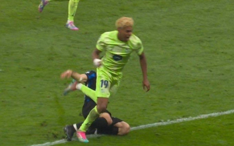Chuyên gia giải thích pha bóng Barca 'mất penalty'
