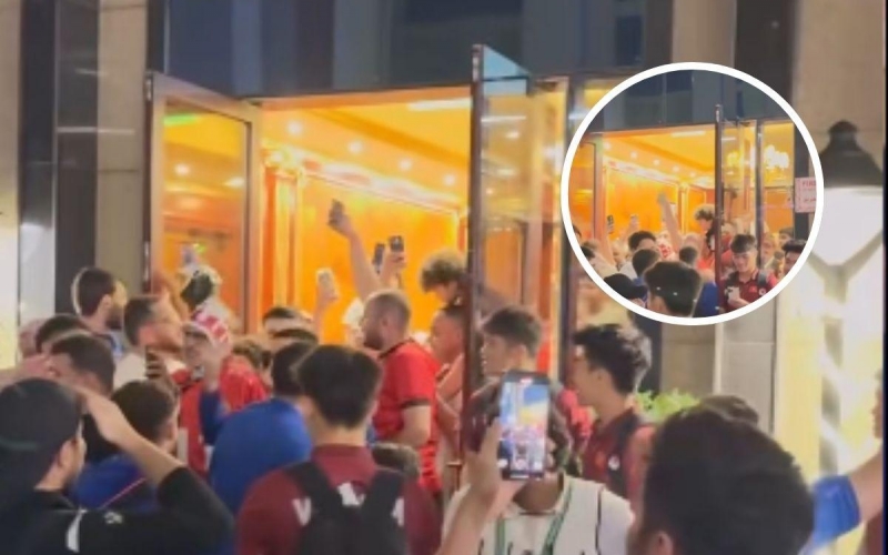 Cầu thủ Jordan đến chúc mừng và cảm ơn U23 Việt Nam