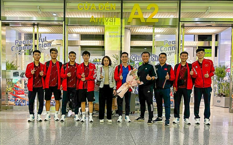 Tuyển Việt Nam chia 2 nhóm về nước sau SEA Games