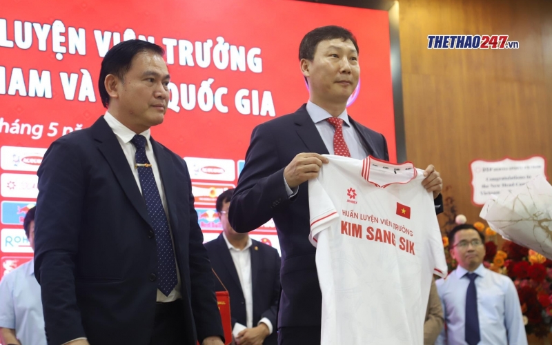 HLV Kim Sang-sik xem bóng đá Việt Nam từ 20 năm trước
