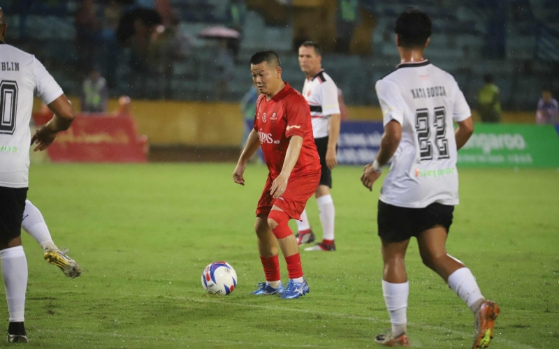 Trực tiếp Huyền thoại MU 2-2 Việt Nam All Stars: Nỗ lực