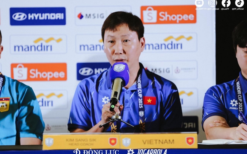 HLV Kim Sang Sik chỉ thẳng 2 đội đua vô địch với U23 Việt Nam