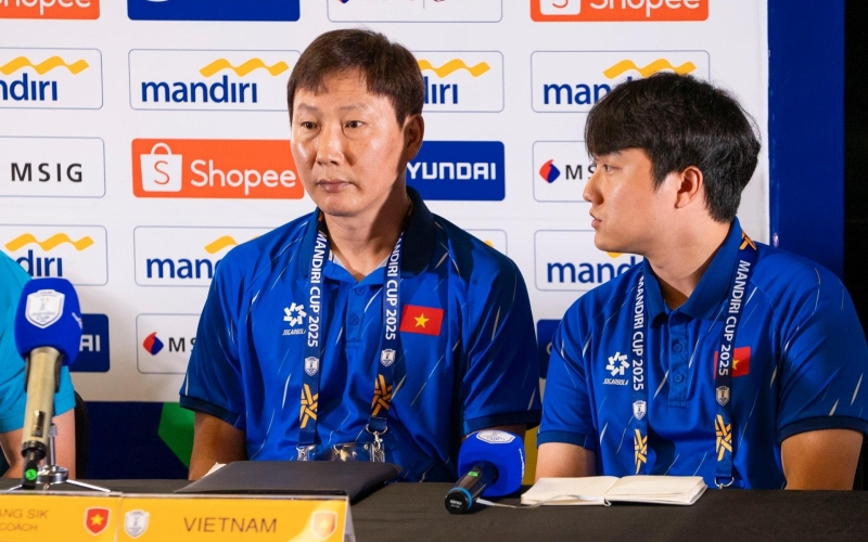 HLV Kim Sang Sik chỉ thẳng 2 đội đua vô địch với U23 Việt Nam