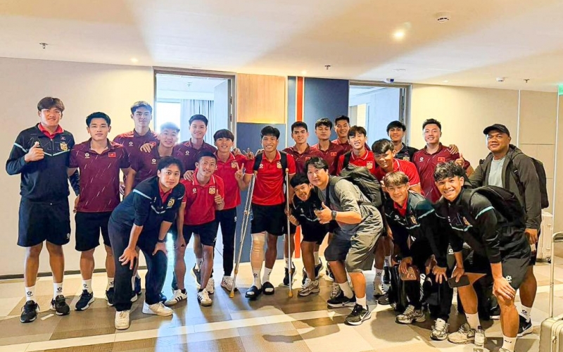 U22 Việt Nam bất ngờ tặng tiền cầu thủ Lào bị gãy chân