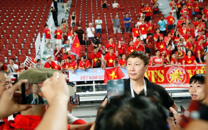 VIDEO: HLV Kim Sang Sik nói lời xúc động sau tấm HCV