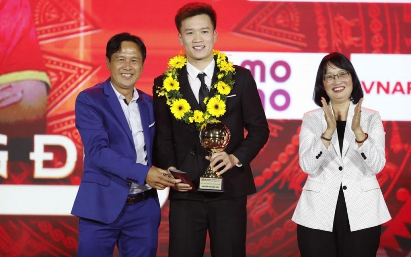 CĐV Thái Lan kinh ngạc khi Hoàng Đức giành 3 QBV Việt Nam