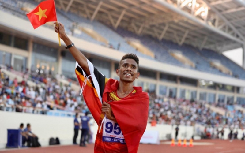 Người hùng Timor-Leste ăn mừng với lá cờ Việt Nam khiến người hâm mộ xúc động mạnh tại SEA Games