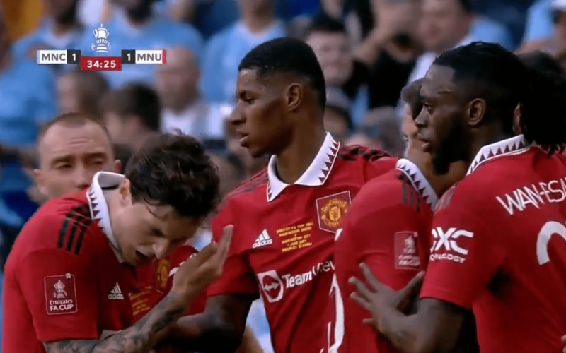 Lindelof bị fan Man City ném vật thể lạ vào mặt sau khi MU ghi bàn gỡ hoà