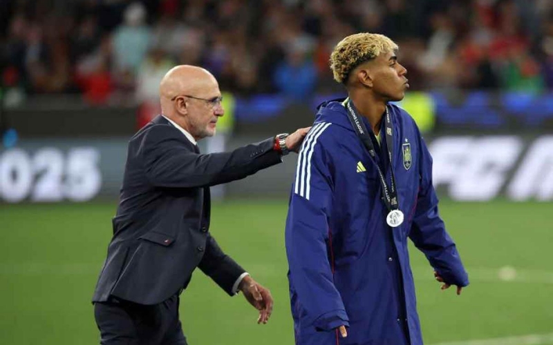 HLV ĐT Tây Ban Nha bác bỏ điều 'nhạy cảm' với Barca về Yamal