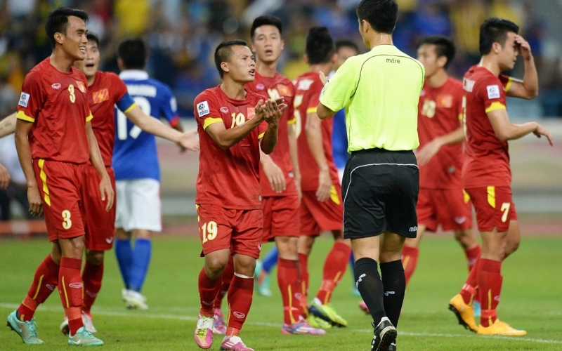 Trọng tài Trung Quốc nhiều lần xử ép Việt Nam bắt chung kết Asian Cup