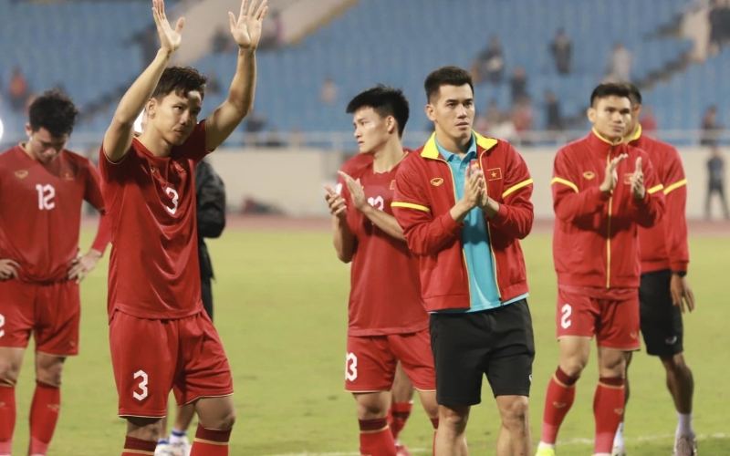 Nhiều cầu thủ ĐT Việt Nam khiến HLV Troussier lo nơm nớp