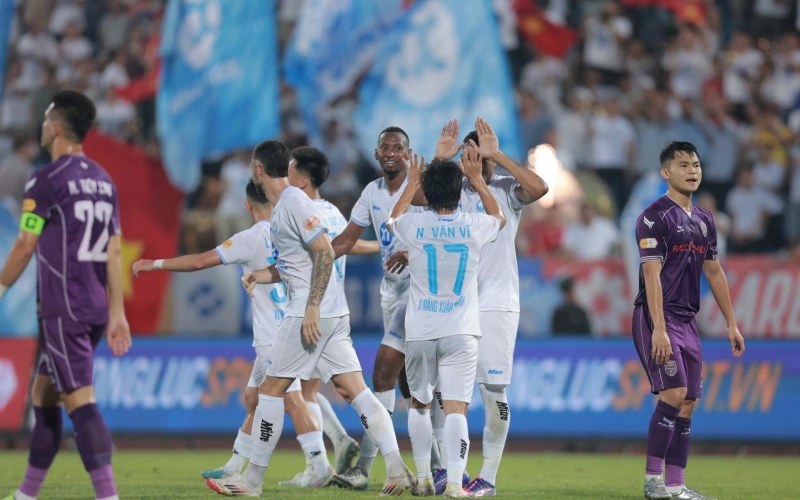 Trực tiếp Nam Định 2-0 Bình Dương: Phản lưới nhà