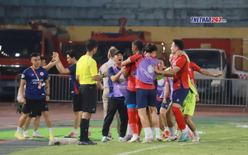 Trực tiếp CAHN 2-1 Buriram United: Theerathon phạm lỗi với Quang Hải