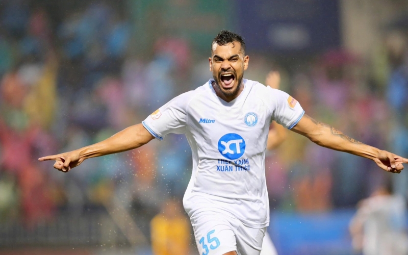 Thắng nghẹt thở SLNA, Nam Định 99% vô địch V-League