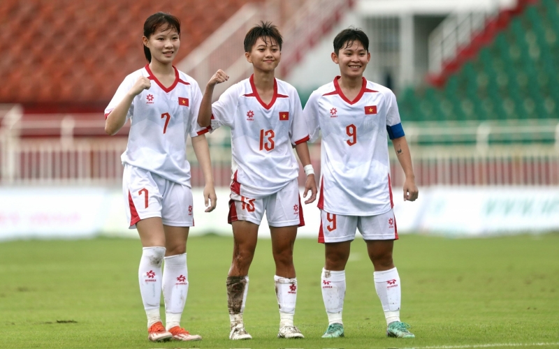 Việt Nam thắng đậm 8-0, chính thức vào bán kết với ngôi đầu