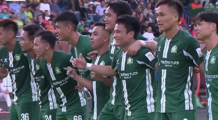Trực tiếp Bình Phước 1-0 Long An: Phi Sơn mở tỉ số