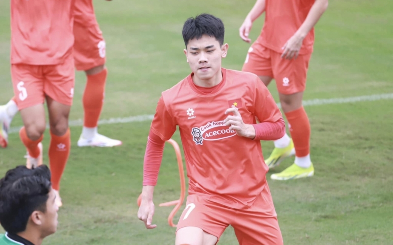 HLV Kim Sang Sik loại thêm 5 cầu thủ, Đình Bắc nói gì?