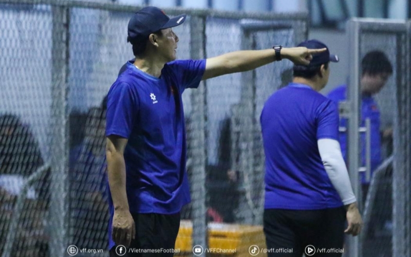 HLV Kim Sang Sik có hành động với các đối thủ của U23 Việt Nam