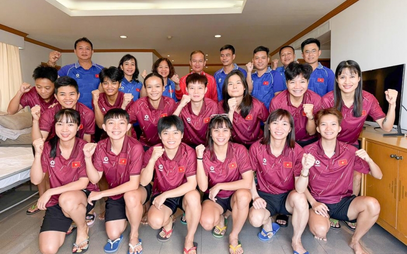 Trưởng đoàn Thể thao Việt Nam tiếp sức cho tuyển futsal nữ sau trận thắng Indonesia