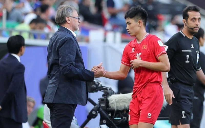 HLV Troussier gửi thông điệp đặc biệt đến Đình Bắc