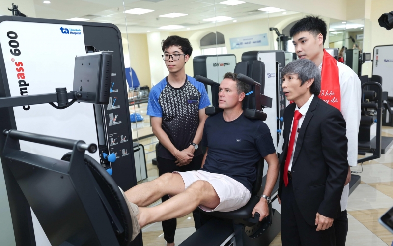 Huyền thoại Manchester Reds trải nghiệm công nghệ Y học thể thao đỉnh cao tại Việt Nam