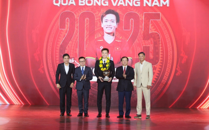 Hoàng Đức lập hat-trick Quả bóng vàng Việt Nam cùng sự đồng hành của LPBank