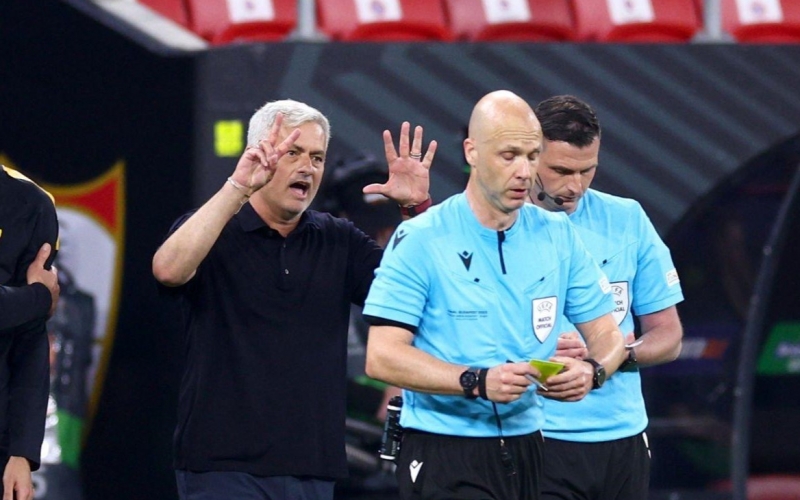 Trọng tài Anh làm Roma mất oan penalty khiến Mourinho nổi giận