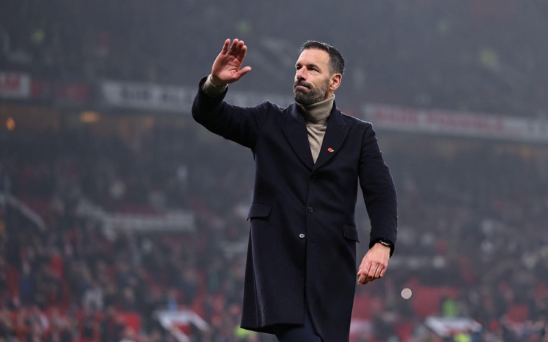 CHÍNH THỨC: HLV Van Nistelrooy rời Man Utd