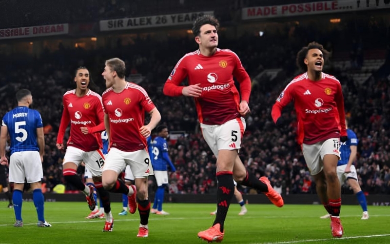 Maguire tỏa sáng, MU nhọc nhằn đánh bại Ipswich Town