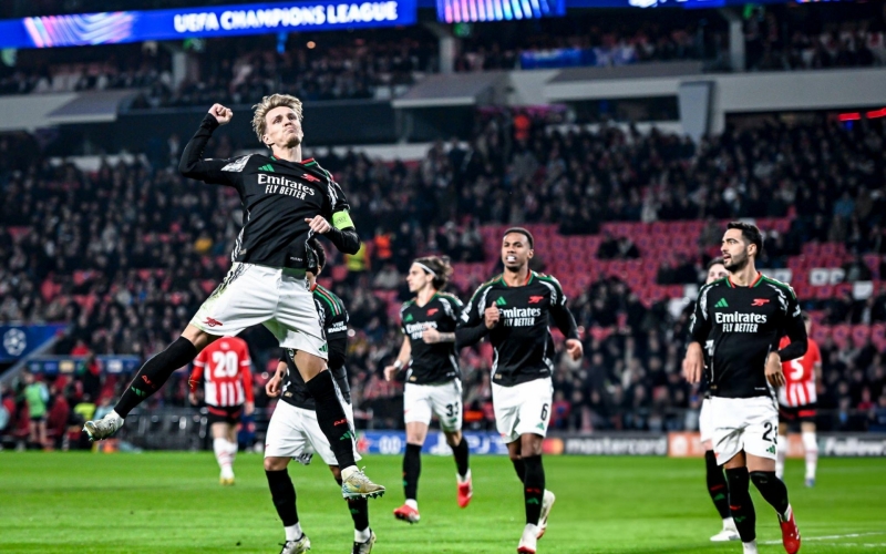 Đại thắng PSV, Arsenal đặt một chân vào tứ kết cúp C1