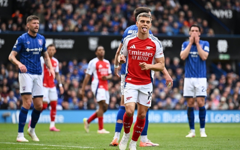 Vùi dập Ipswich, Arsenal níu kéo cơ hội vô địch Ngoại hạng Anh
