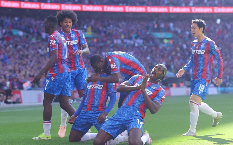 Thua đau Crystal Palace, Man City lỡ hẹn FA Cup