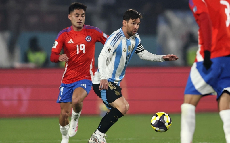 Messi mờ nhạt, Argentina thắng tối thiểu Chile