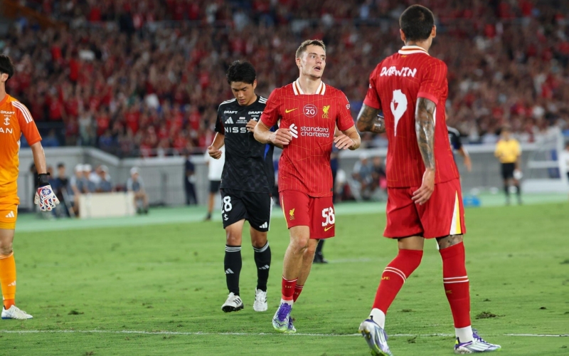 Tân binh tỏa sáng, Liverpool ngược dòng đánh bại đội Nhật Bản