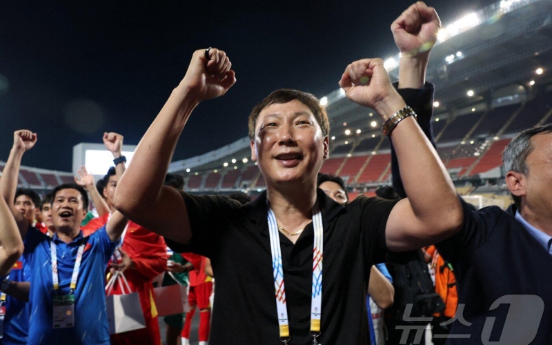 Báo Hàn Quốc dùng 2 từ ca ngợi HLV Kim Sang Sik sau khi giành HCV SEA Games